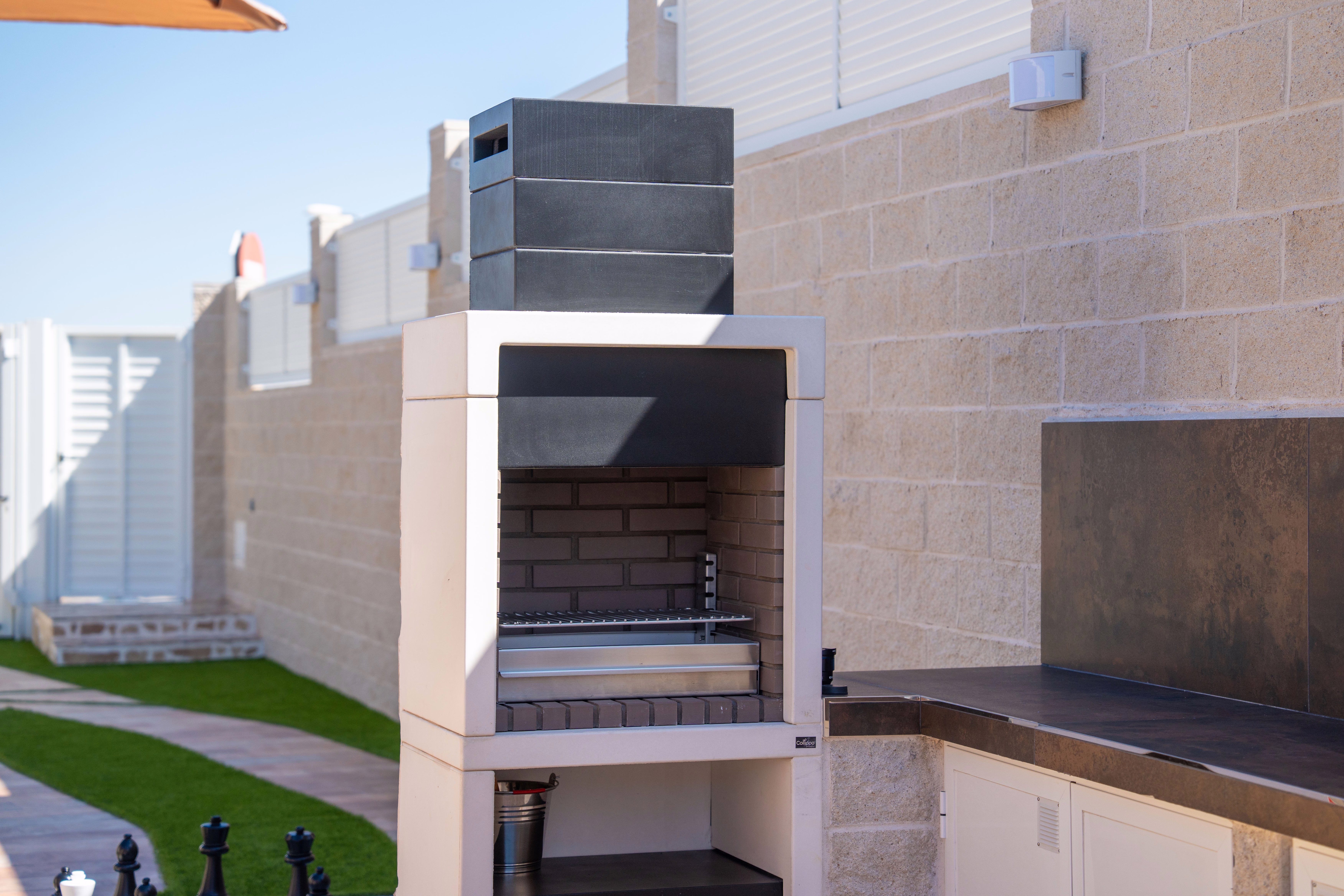 Zona de barbacoa y cocina exterior